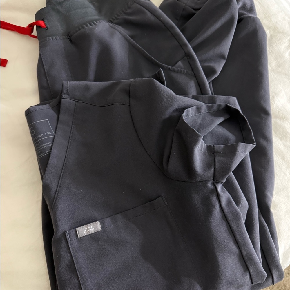 Figs Charcoal Gray Scrub Set
